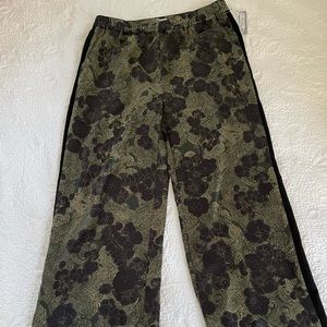 Chelsea 28 Flared Camo Floral Print Womens Pants Size 10 NWT
